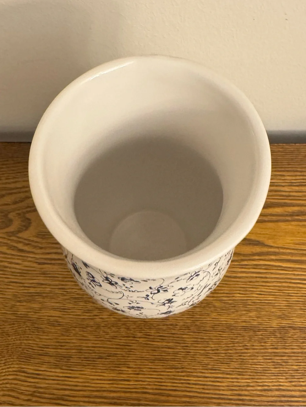 Vintage Style Navy Blue & White Floral Ceramic Vase - 7.5” EUC